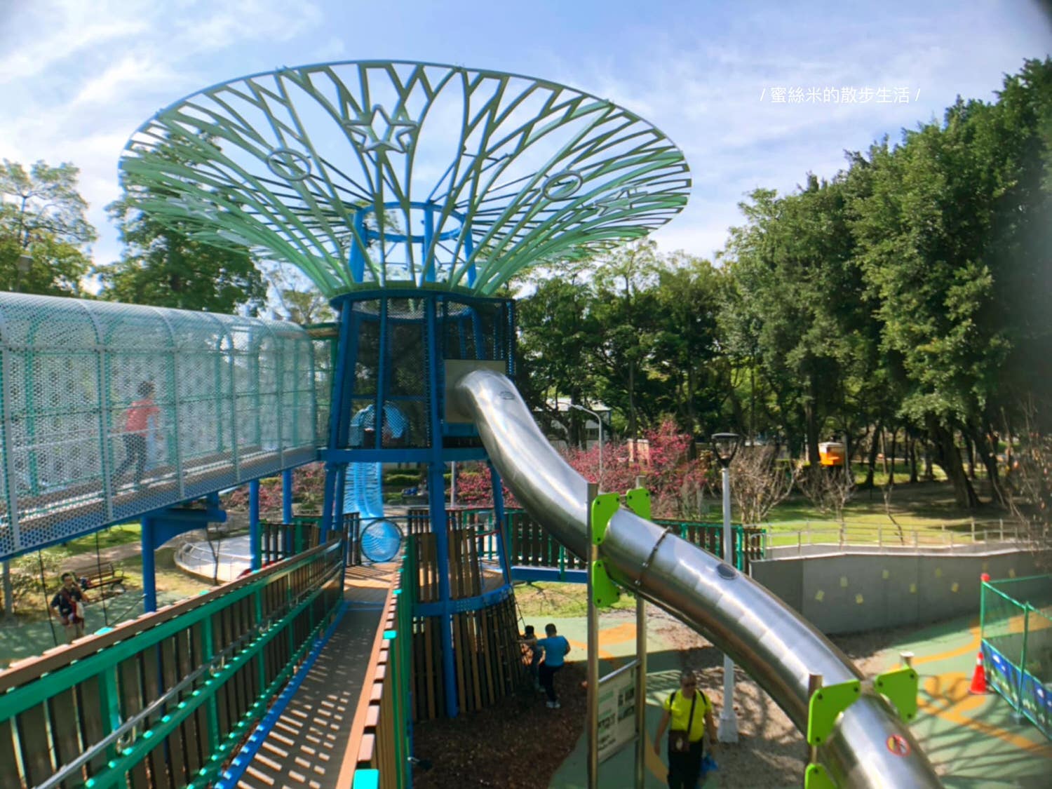即時熱門文章：親子景點推薦，士林前港公園 – 出發「天空樹遊戲場」特色溜滑梯！最佳遛小孩無料新樂園