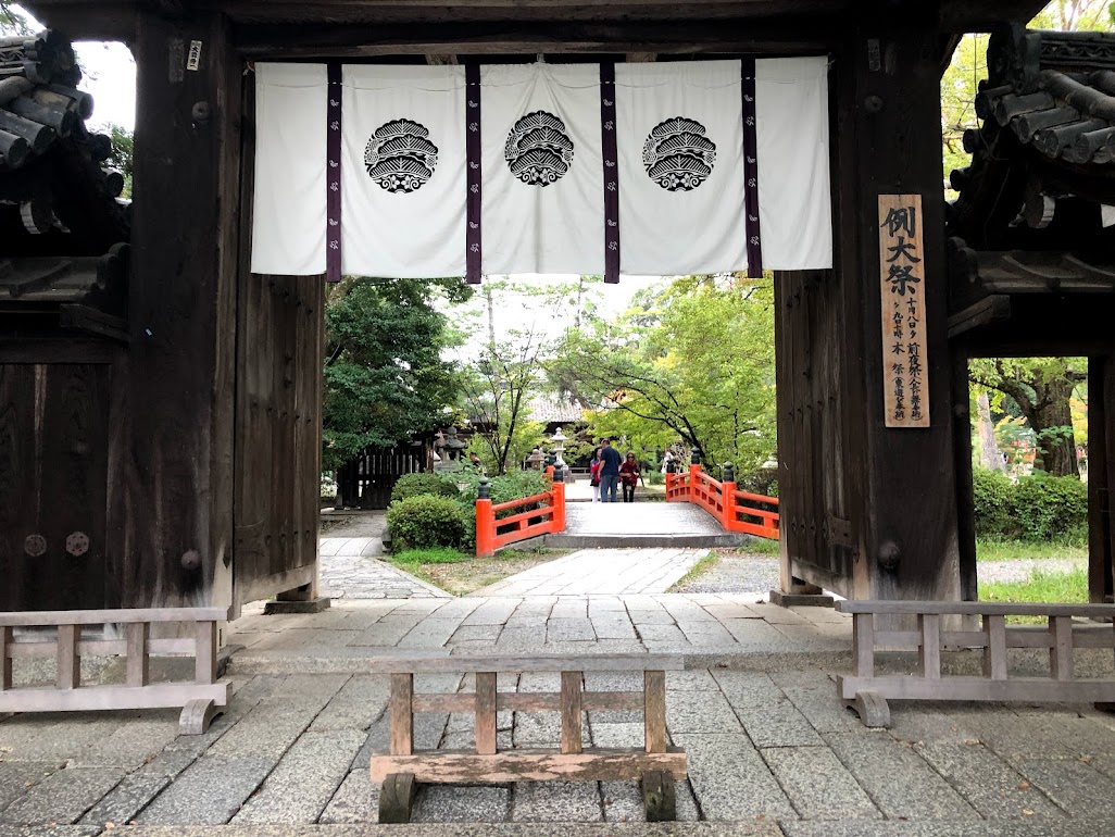 2026京都旅行,一文字屋和輔あぶり餅,京都今宮神社一和烤麻糬,京都北區觀光,京都千年老舖,京都和菓子,京都旅遊,京都景點,京都特色甜點,京都神社,京都美食,京都美食推薦,京都自由行,今宮神社,今宮神社參拜,日本神社,阿呆賢さん