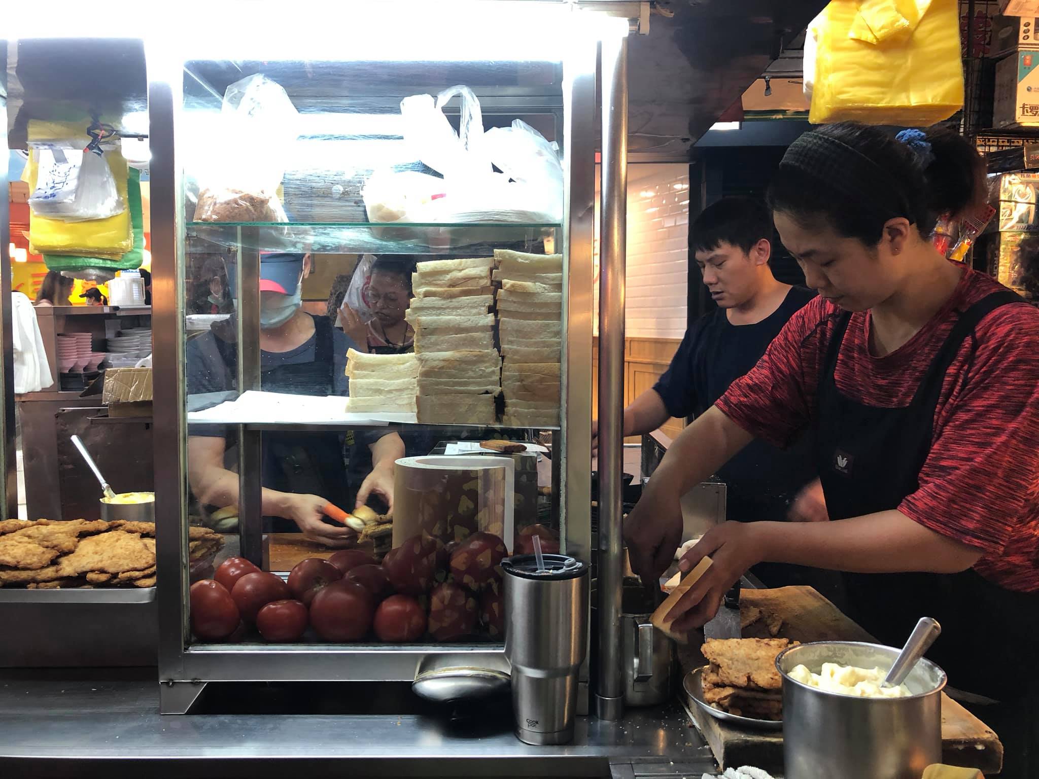 延伸閱讀：基隆夜市碳烤三明治｜基隆廟口深夜食堂經典，超威豬排三明治，在地人的宵夜首選