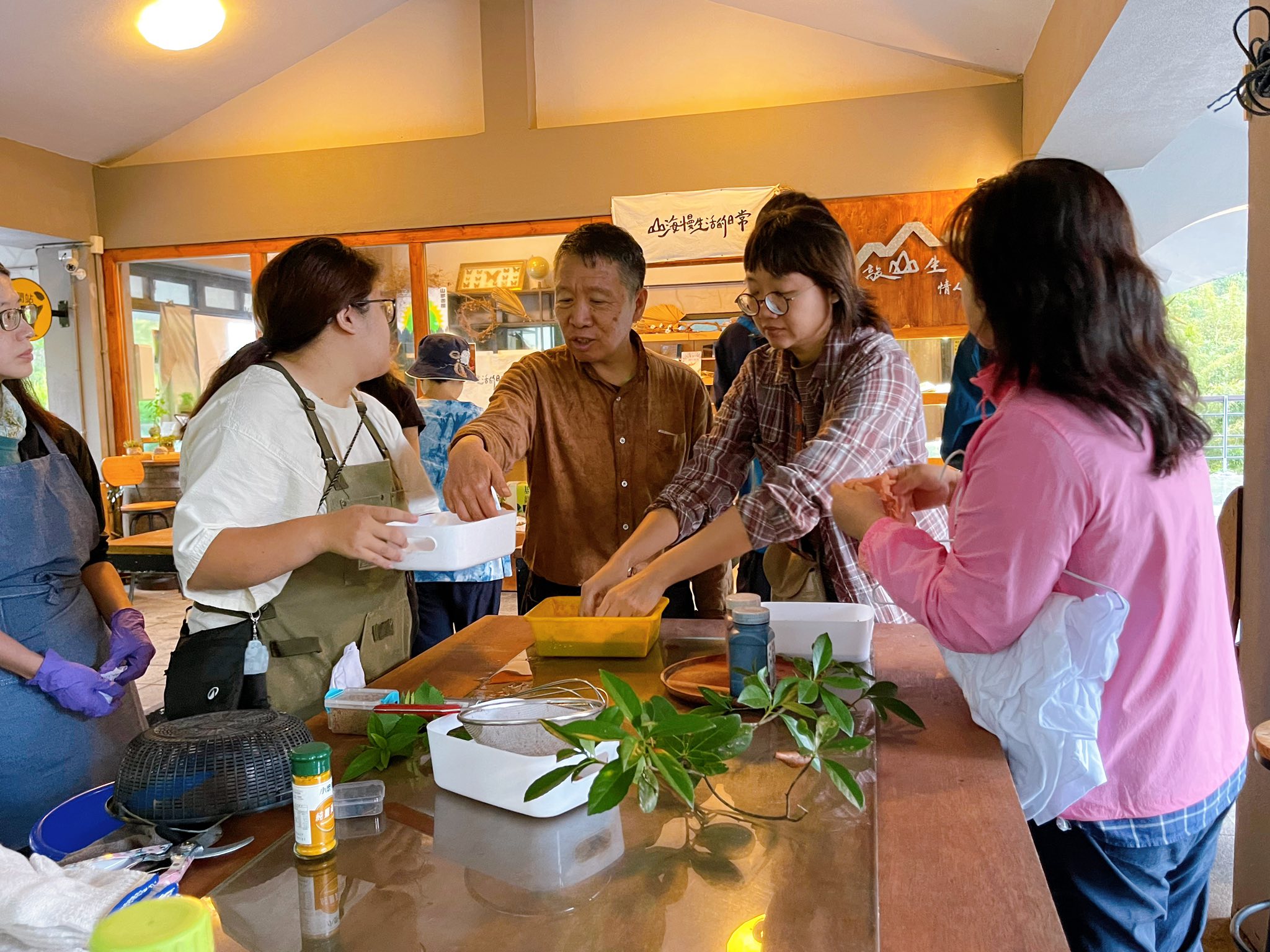 在情人湖敲山生,與泥土和植物低語|廖倫光博士帶領的北海岸民俗植物泥染紀實.首章 @蜜絲米的散步生活 @蜜絲米的散步生活